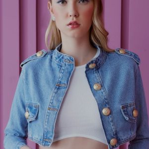 JAQUETA JEANS CROPPED BOTÕES LION JEANS CLARO
