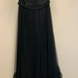 VESTIDO LONGO PRETO COM BABADOS TULE/RENDA