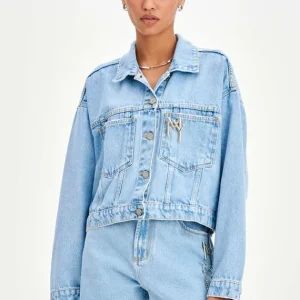 JAQUETA JEANS TRUCKER OVERSIZED DETALHE ALFINETE LAVAGEM CLARA